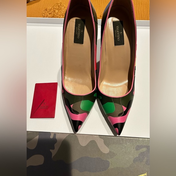 Authentic VALENTINO GARAVANI Psychedelic Camo Rockstud Pump - ONLY WORN TWICE - Picture 4 of 16